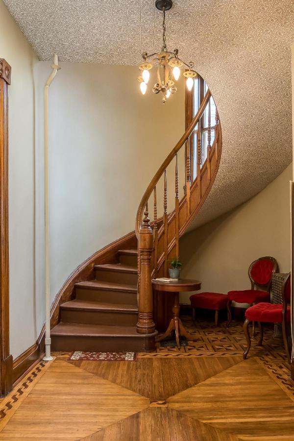 Moulin Rouge House Bed And Breakfast Mankato Esterno foto
